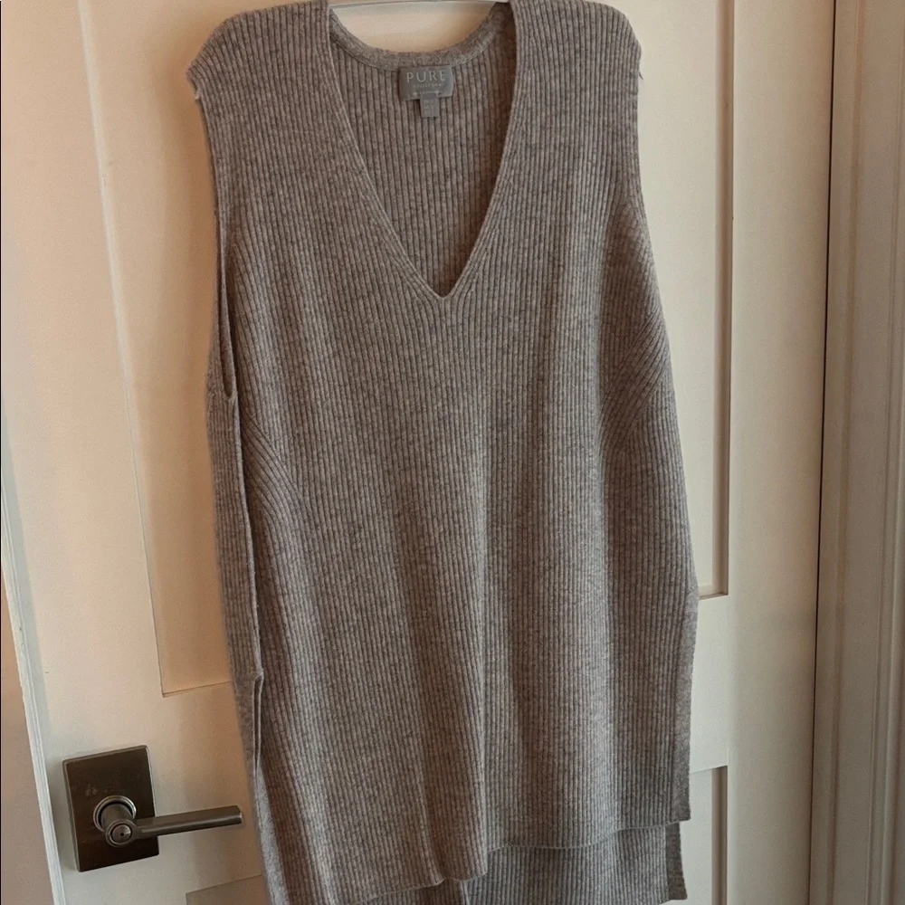 100% Cashmere Ribbed Sleeveless V-Neck Sweater - Picture 1 of 3